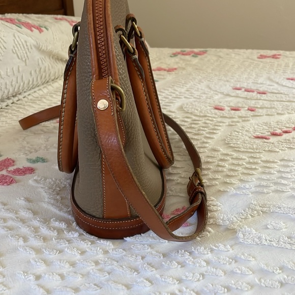 Beautiful Vintage Dooney&Bourke Dome Satchel..Taupe with British Tan details. - Picture 2 of 13